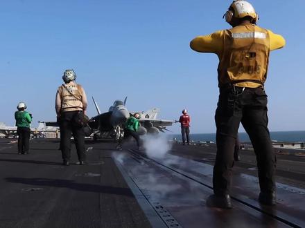 三航母包围,为何没有护送任何一艘油船通过海峡? #硬核深度计划 #战争 #国际局势 #热点知多少