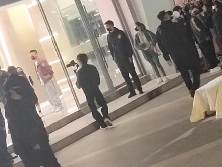 看大家都在讨论3.20的直播线下,我就想起#郝熠然 的第一个单人直播线下,当时接了上班就想回去了,同担们说等下班吧,以后不知道什么时候才有机会了,当时状态真的很差,幸好坚持下来了,一起看了粉丝为你准备的烟花🎆,我们都会越来越郝的。#郝熠然膜法世家 #熠期一会#熠些线下