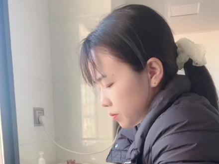 墩墩看到我在厨房吃雪莲果跑的好快的就来了😂