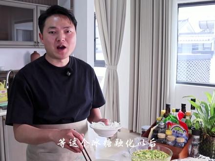 最怀念的不是云南的风景,而是奶奶煮的那碗甜饵丝
#“如果你来云南,别再只盯着小锅米线了!早上菜市场里的这碗甜酒酿煮饵丝,才是真正的白月光。
饵丝切成短短胖胖的小段,煮到米白软糯、微微挂汁,配上自家酿的甜米酒。
一勺入口: 先是米酒的甜润爆汁,接着是饵丝的糯、滑、弹,最后是发酵后微妙的酒香回甘……浓稠的甜汤裹着每一根饵丝,连汤底都要喝光!#云南 #云南美食 #大理 #大理美食 #煮饵丝 @初一食品 NICE FOOD