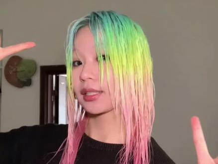 好久不见!让0个人久等的掉色记录来咯~
姗姗来迟的拜年跟着这篇一起发出啦
各位新年好(^^)
#彩虹发色 #掉色记录 #diy染发 #自己在家染头发 #越掉色越好看的发色