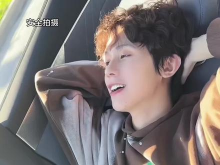 当你和爱唱歌的朋友一起开它出去自驾#深蓝S05 #深蓝S05想怎么投就怎么投 #多彩生活记录者 #到深蓝的天空下感受秋日