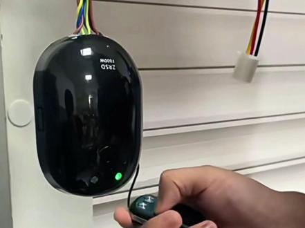 电动卷帘门控制器上下是相反的,怎么办?该视频讲述了调整方式。#卷帘门遥控器 #卷帘门控制器 #腾创智能 #遥控器按键相反