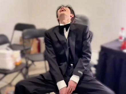 2025年的最后一天快乐来源于冤种姐弟日常 每次看到紫啧的vlog都感觉很幸福 因为这里让我看到了一个鲜活的真实与朋友相处的小赫赫 我感到很幸福 希望看到这个视频的你们也能幸福#张凌赫 #金靖 #名场面