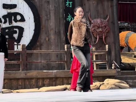 万岁山舞台那小姐姐跳拉丁,腰臀比绝了,看呆全场观众🤯#爵士舞蹈小姐姐 #户外舞蹈小姐姐 #喜欢跳舞哪里都是舞台 #万岁山春节大庙会 #万岁山二娘晨露