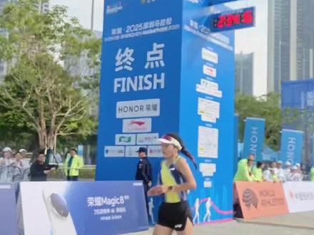 深圳马拉松我是30km等到夏雨雨的,无非是想跟着女子第一集团直播镜头而已。起初我怕影响人家节奏,就跑着旁边吃吃玩玩(深马补给的橘子真的格外的甜!),后面发现她跑的吃力,一直在掉速,我这责任感和使命感一下就上来了!我是谁呀,我是25年无锡马拉松国一官兔,带人我可太专业了,提供情绪价值的水平那是无敌的。跑到三十六七的时候她说太累了,感觉顶不住了,我就开始疯狂输出模式,不断打气加油让她忘记疲劳。爬升很大,温度和湿度都很高,37-41这一段她的非常非常艰难,配速一度从330掉到了4分外。她真的很想捍卫主场,她想拿下冠军。我们几个跑在一起的男生就一直鼓励她。她真的太能顶了,好几次差点摔倒,分明是已经拼到极限了。“你可以的”“你一定能做到”“你累的时候追你的人更累”“夏雨雨加油啊”“不能放弃,你是夏雨雨”这句话我应该重复了几十次。她好几次打起退堂鼓,我说前面的努力算什么?38km的时候我说你再坚持2km就好了,后面2km是冲刺环节。40km的时候,我说你集中注意力,跑好下1km就好了。41的时候,我说夏雨雨你现在已经是2025年深圳马拉松女子国内冠军了,现在赛道边都是为你呐喊的,享受此刻吧!她紧绷的神经随之放松了很多,脸上露出了属于胜利者的表情。我说和观众们打个招呼吧,你是最棒的!她张开了双臂(此刻显然还是很累的,她只是短暂的做了动作,马上又专注于脚下了)。
我想让欢呼声来的更凶猛一些。
我:夏雨雨!
观众:加油!
我:加油!!
观众:夏雨雨!!
我:夏雨雨!!!
观众:加油!!!加油!!!加油!!!
伴随着震耳欲聋的呐喊声主持人极具权威的名次宣读,大家前赴后继冲过了拱门。我放慢了脚步,看着站在拱门下的夏雨雨,心里的幸福感更胜于自己夺冠。
恩,我真棒,我们真棒,我们的夏雨雨真棒。竞技体育的魅力藏在每一个瞬间,人与人之间灵魂的共鸣胜过每一个瞬间!
ps:我的队员阿苗也是这个集团的一员。“没遇到你之前我们这个集团死气沉沉,大家都跑的很累。我甚至都不想坚持了,你进来之后马上活起来了,太有感染力了,我莫名其妙的就跟到了终点,跑完也没觉得怎么累。敏哥你太有感染力了,一个人就嗨翻了。”赛后他如是说。
没错这就是我,这就是我的能量。
#深圳马拉松#LNRC#嗒嗒旋扣鞋带 #夏雨雨