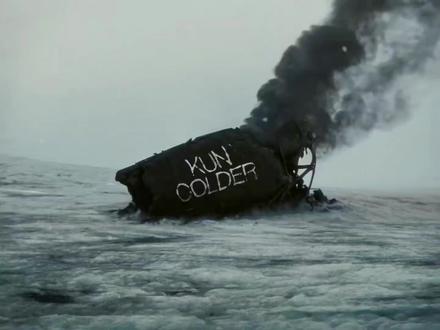 在蔡徐坤新专辑《KUN》的视觉叙事中,《Colder》MV以极简主义的冰川美学为外衣,包裹着一场关于情感疏离与自我救赎的哲学思辨。导演通过冷色调的视觉符号与肢体语言的张力,将音乐中"冷感"的抽象概念转化为可感知的意象,构建出一个既疏离又充满隐喻的叙事空间。
一、空间叙事:冰封世界的双重隐喻
MV开场以俯拍镜头呈现蔡徐坤独行于冰原的剪影,晶莹的冰裂纹路在脚下蔓延,暗示着情感关系的脆弱性。当镜头切换至室内场景,透明冰柱构成的几何迷宫成为核心视觉符号——这些棱角分明的晶体既像囚笼般禁锢着人物,又像镜子般折射出多重自我。值得注意的是,当蔡徐坤触碰冰柱时,水面倒影中的另一个自己始终保持静止,这种"动态与静态"的对比,巧妙外化了内心挣扎与自我审视的矛盾。
二、肢体语言:被冻结的情感表达
在无对白的叙事框架下,肢体语言成为情感传递的核心载体。蔡徐坤的舞蹈设计充满克制的美感:缓慢延展的动作像被低温凝固的液体,突然的关节爆发又如同冰层碎裂的脆响。特别在双人舞段落中,女舞者始终保持背对姿态,两人通过镜像动作完成情感交流,这种"接触式疏离"的编舞,精准诠释了歌词中"越靠近越寂寞"的悖论。
三、色彩哲学:从冷灰到幽蓝的渐变
色彩系统在MV中承担着叙事功能:前半段以灰白为主色调,通过雾气弥漫的打光营造窒息感;随着情绪推进,幽蓝色逐渐渗透画面,当蔡徐坤在冰窟中仰头时,头顶的蓝光形成神圣的光晕,暗示着自我救赎的可能。这种色彩转变与音乐编曲中的电子音效增强形成同构,共同构建出从压抑到释放的情感弧线。
四、符号系统:水与冰的辩证法
水作为核心意象贯穿全片:融化中的冰棱、滴落的水珠、破碎的镜面水纹,这些元素构成动态的隐喻网络。当蔡徐坤将手浸入冰水时,水面泛起的涟漪打破镜像的完整性,象征着自我认知的突破;而结尾处冰川崩塌的慢镜头,则将个体情感升华至自然力量的层面,完成从微观到宏观的叙事跃迁。
在这支时长3分48秒的MV中,蔡徐坤通过视觉与听觉的精密咬合,将流行音乐视频提升至艺术短片的维度。冰封世界的冷峻表象下,涌动着对现代人情感困境的深刻洞察——当亲密关系变成需要破解的几何谜题,或许真正的救赎不在于融化坚冰,而在于学会与寒冷共处。这种充满哲学思辨的创作姿态,让《Colder》超越了常规情歌的范畴,成为Z世代情感图鉴的视觉化注脚。#抖音小助手 #我要上热门 #fyp