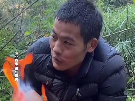 强得可怕!#七星山荒野求生 决赛第一天,刀疤哥第一个#钻木取火 成功!