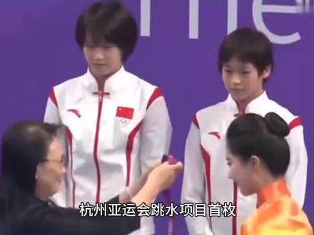 陈芋汐当众回怼记者,一旁全红婵表情亮了,拉着姐姐就要走#陈芋汐 #陈芋汐全红婵 #全红婵 #杭州亚运会