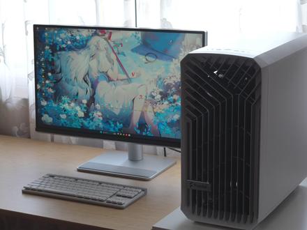 装了一只超安静的风冷 PC + 9800X3D 评测 本期视频展示了最近的更新:构建了一只全新的 Windows PC。再一次我回到了 AMD 处理器,并感受到了来自 9800X3D 带来的游戏性能上的显著提升、功耗的显著下降。新买了来自分型工艺的中型尺寸的塔式机箱 Torrent Compact,全部采用可靠的风冷散热,并努力让整机在玩游戏时噪音保持在 23 分贝以下,并维持桌面的简洁、美观。原先坚持在 Intel 平台多年的我,曾最看重的就是 Intel 平台玩游戏时稳定的 Low 帧表现,然而到了 Zen5 X3D 的今天,情况已有了巨大不同。
#组装电脑 #AMD #AMD主机 #电脑装机 #Windows