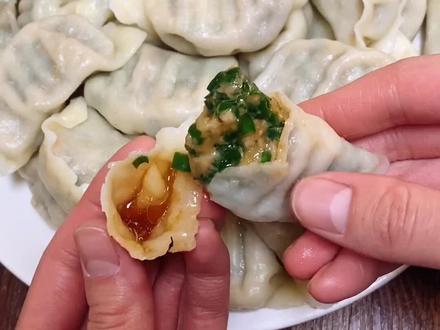 韭菜猪肉馅饺子这样调,太香啦鲜嫩多汁#饺子 @抖音小助手