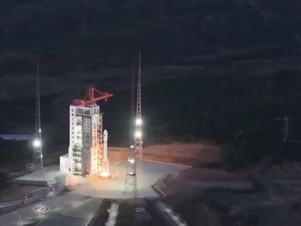 天绘七号卫星成功发射,我国航天再添新彩
北京时间2025年12月30日12时12分,在我国航天事业蓬勃发展的壮丽征程中,又一振奋人心的时刻在酒泉卫星发射中心闪耀登场。伴随着震耳欲聋的轰鸣声,长征四号乙运载火箭如一条巨龙般拔地而起,拖着长长的尾焰直刺苍穹,成功将天绘七号卫星精准送入预定轨道,发射任务取得圆满成功。
天绘七号卫星由中国航天科技集团五院精心抓总研制,肩负着地理信息测绘、国土资源普查以及科学试验研究等重要使命,将为国家发展和社会进步提供坚实的数据支撑。此次发射是长征系列运载火箭的第622次飞行,再次有力彰显了我国航天技术的雄厚实力与持续进步。#天绘七号