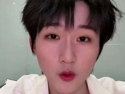 第一次视频这么火 感谢黄朔 介绍一下,视频里的这个男孩叫黄朔,唱跳全能,是个很棒的爱豆,平时也喜欢搞搞抽象,入股不亏哦! #朔墨 #富士山下 #搞笑视频 #fyp
因为我是cp粉所以带的标签是cp标签,还有视频没有任何不良引导,他是一个贵州籍的广东人,后面又来了重庆,不会粤语,当然也有可能是视频效果,所以不是特别标准,大家调侃一下就好了,不好的言论我会删的!再次致谢