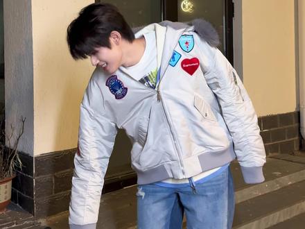 谁来把他们电池抠了 #TOP登陆少年组合 #新年有礼了 #春醒起新程 #这才是猛男该跳的舞蹈 #汽车警铃舞