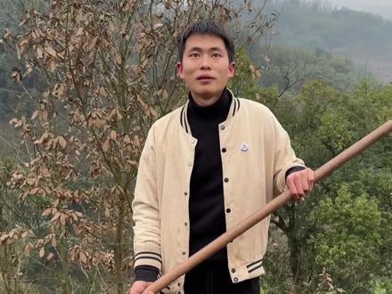 今天把土挖出来和妈妈一起把番茄种撒下去。@容姐 #容姐的儿子永强