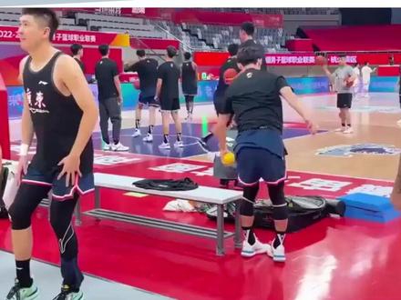 广东3消息!杜锋徐昕握手言和,胡明轩最新伤情,徐杰稳如泰山 徐杰是广东五连胜最大功臣,期间他场均得到15分5.6助攻3篮板,简直是稳如泰山!值得一提的是,这是徐昕租借到广州男篮后第二次面对老东家,比起上场打江苏狂砍27分14篮板,本场比赛徐昕遭到广东针对,仅得到7分5篮板。赛后杜锋和徐昕握手言和,杜锋更是大方祝福徐昕生日快乐,并提及自己曾经给徐昕送上最大的生日礼物(18岁就喜提首发)。胡明轩的最新伤情公布,根据广东宏远官方表示,胡明轩过去两场比赛都没有上场,是因为膝盖疲劳,球队保守起见让他休息