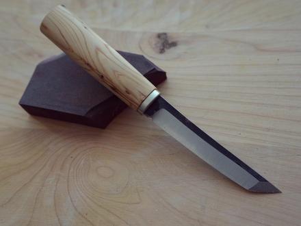 小朋友完工Tanto(T头 几何头刀) 开了一次课程,这次有天津的前辈来(大家猜猜是谁?)
还有老客户带着儿子来了两天(下次可以试试做把霜之哀霜?)
来客能有80%的过程参与率,50%的自己完工程度,剩下靠新国擦擦屁股,能出产品了。#锻造 #手工 #刀匠 #父子