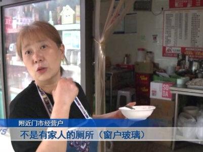 大渡口区中交丽景香漫岭小区大门口,突然传出一声巨响,紧接着,楼上散落下来大片石块。#新闻