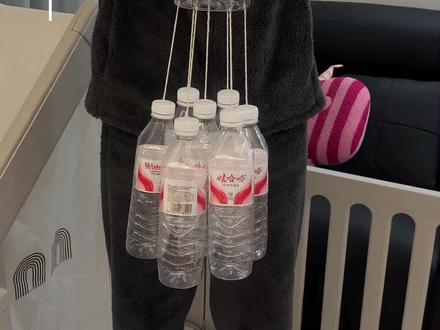 睡整觉就靠它了✌️爸爸自制矿泉水瓶“踢踢乐”,完整版教程来啦❗️宝宝超爱玩 #新手爸妈 #爸爸带娃 #自制宝宝玩具 #人类幼崽