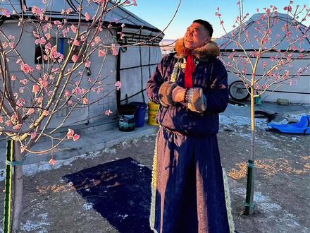 草原上冬天全是白色的雪,今天给加点颜色,做个蜡梅花好看吗家人们?草原上的冬天也开花了#牧区生活 #草原美食 #巴哥在草原