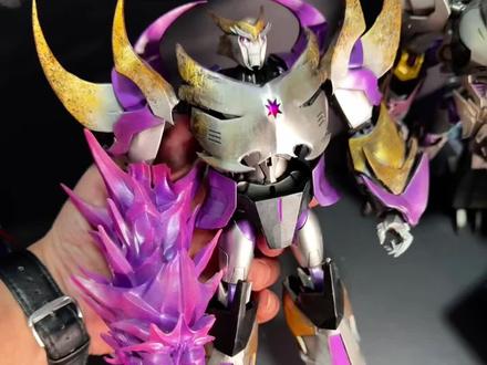 就想要这款宇宙大帝威震天
等几年了也没厂家生产出来……
自己凑乎捏🤏一个当小学生寒假作业吧
记录一下制作过程
#领袖之证 #威震天 #大头蜀黍兵模