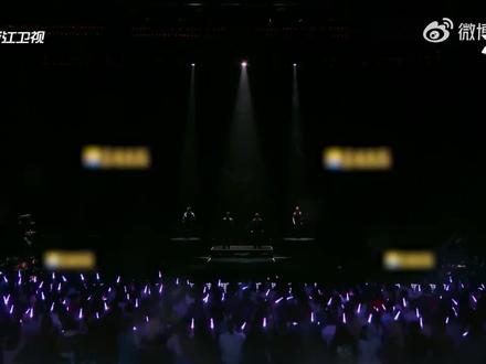 胡定欣黎耀祥吴卓羲欢子合唱情义明暗,欢子唱粤语魅力值拉满 有歌第二季第九期舞台精彩速递!胡定欣、黎耀祥、吴卓羲和欢子 强强联手,共同演绎《情义明暗》。四人声线交织用歌声传递真情,唱出了性情中人的义气相挺、真挚的患难与共。#胡定欣 #黎耀祥 #吴卓羲 #欢子 #情义明暗