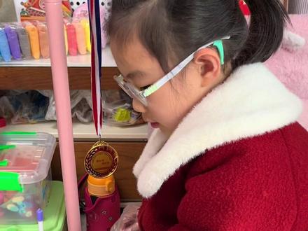 我家客厅新开一家金牌🏅️霉豆腐店,听说味道不错,服务员也漂亮,今天带着好奇走进了这家店……#儿童过家家玩具 #过家家游戏 #霉豆腐 #亲子互动#f1中国大奖赛