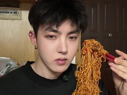 大碗牛肋条当主食吃到爽! 火鸡面竟沦为配菜#一起吃饭吧 #牛肋条