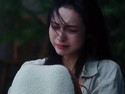 #维多利亚港 不要在国外 我要看到你”可是温温最后注销账号的IP是在加拿大 温温在国外了 梁舒怀你一辈子也见不到温温了 你守着那名利过一辈子吧 梁舒怀 你权衡利弊 唯独舍弃了伴你八年的温温
