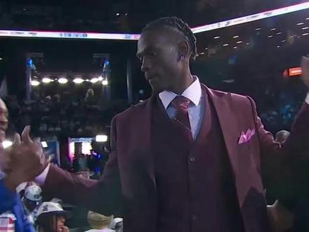 #2022nba选秀【第13顺位:杰伦-杜伦】黄蜂队用首轮第十三顺位选中了来自孟菲斯大学的杰伦-杜伦。杜伦身高2米11体重113公斤,位置中锋,选秀模板为阿德巴约,在孟菲斯大学,他在“便士”哈达威手下打了一年。作为一个18岁的年轻人,杜伦场均出战25.3分钟得到12分8.1篮板2.1盖帽。这年他进入了ACC赛区的一阵并当选最佳新秀。