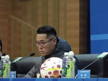 在赛前发布会,宿茂臻多次提到了韩鹏,没有喧宾夺主,让外界也不忘,这支球队真正的主教练是韩鹏。泰山队的这种教练搭配方式,反倒是能让球队在发布会放烟雾弹,被问到战术、用人等方面,宿茂臻一句好看韩导和教练组一起讨论,足以搪塞过去。新外援阿尔瓦罗出战成疑,宿茂臻并未直面回答,辽宁铁人的进攻外援身价数一数二,是一场遭遇战 #辽宁铁人 #山东泰山队 #山东泰山vs辽宁铁人 #实况足球手游 #易球成名计划