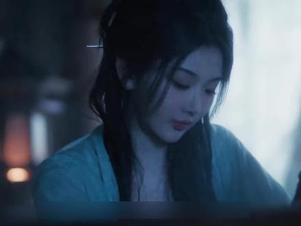 俞浅浅与齐旻的纠葛,始于七年前她刚穿越而来的那个夜晚,当时齐旻换皮后濒死,嬷嬷为了给承德太子留下血脉,强行让他挑选侍妾,在众多女子中,齐旻选中了那个唯唯诺诺、胆小怕事的俞二丫!#好剧推荐 #二创激励计划 #逐玉 #古装剧