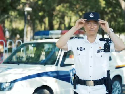 #从橄榄绿到警服蓝 他叫黎国胜,从部队转业到公安机关,身份在变,初心不变!#八一建军 @抖音小助手 @中国军网