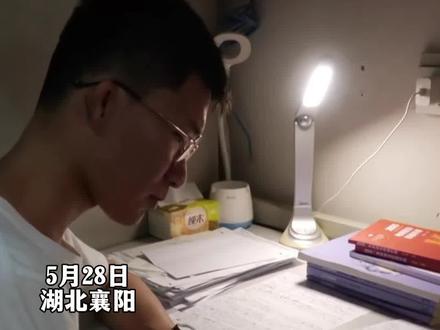 男生高考英语27分 五年时间专科逆袭研究生 争分夺秒大量背记 室友鼓励成日常 “流水不争先 争的是滔滔不绝”