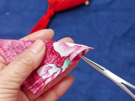 打春鸡
您知道老一辈人缝打春鸡,嘴巴上缝五谷杂粮,寓意是什么吗?#打春鸡 #民间手艺 #我要上热门🔥