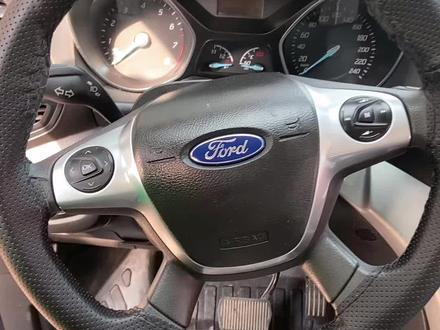 福特翼虎左前门升降器开关拆卸方法