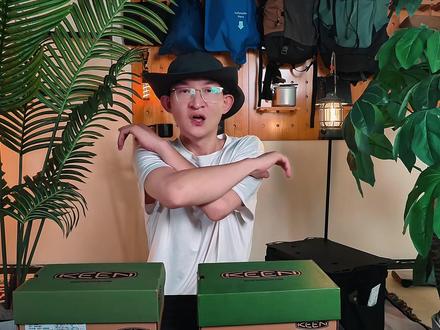 👶宝妈必看!科恩H2童鞋真假对比 1. 鞋盒 & 包装质感天差地别!
✅ 正品: 鞋盒硬挺有质感,印刷清晰锐利,色彩饱满,Logo立体感强。防尘袋厚实柔软,科恩Logo清晰。
❌ 假货: 鞋盒软塌易变形,印刷模糊甚至有重影,颜色偏暗或过艳。防尘袋又薄又透,Logo印得歪歪扭扭甚至缺失!
2. 鞋垫材质 & 透气孔是重点!
✅ 正品: 鞋垫采用优质抗菌材质,手感厚实、回弹性好,按压有明显支撑感。透气孔排列规则均匀,大小一致。
❌ 假货: 鞋垫又薄又硬,按压下去没什么弹性,甚至有刺鼻气味😤!透气孔要么稀疏、要么大小不一,有的甚至只是压印没有打穿!
3. 鞋底纹理 & 材质软硬
✅ 正品: 鞋底橡胶材质柔软有韧性,防滑纹路清晰、深刻、均匀。前掌1/3弯折处非常灵活。
❌ 假货: 鞋底偏硬,橡胶味重。纹路浅、模糊,甚至有些地方纹路缺失,防滑性大打折扣!弯折时感觉很僵硬,不符合学步鞋标准。
4. 鞋舌Logo & 内里做工
✅ 正品: 鞋舌上的科恩Logo刺绣/烫印清晰饱满,边缘工整。内里车线均匀细密,无多余线头,布料舒适。
❌ 假货: Logo刺绣松散、线头多,烫印模糊或颜色不正。内里车线歪歪扭扭,线头随处可见,布料粗糙甚至磨脚!
5. 吊牌 & 合格证信息
✅ 正品: 吊牌印刷精美,信息齐全(品名、货号、尺码、材质、执行标准GB30585、三包说明等),二维码可扫出官方信息。
❌ 假货: 吊牌纸张薄、印刷粗糙,信息可能缺失(尤其缺少国标执行标准!)、错误或模糊。二维码扫不出来或指向不明网站。
#真假辨别 #KEEN #儿童凉鞋 #科恩儿童凉鞋 #潮鞋推荐