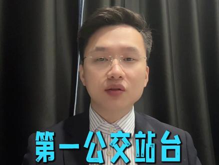 女子劝阻吸烟反被带走——不以不法对不法 劝阻吸烟,反被带走。两个人都违法了——谁错了?这条视频,把法律讲清楚。#官方通报女子劝阻男子吸烟引争执 #抖来普法2026 #深度理性计划