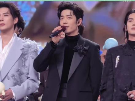 肖战跨年舞台好炸!单依纯粉丝拍红海,王彦霖朝他比心#肖战 #单依纯 #王彦霖