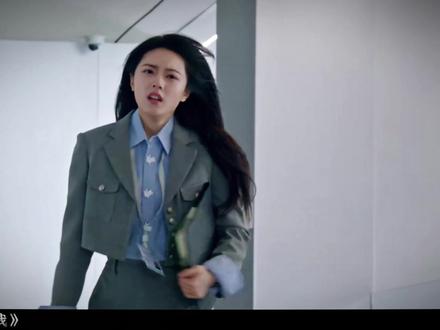 入职就背锅!被贬去档案室,她以为职场完了,总裁却说:来我身边 #骄阳似我 #赵今麦 #宋威龙 她盖章背锅被“发配”档案室,他让她整理十年数据。当全厂传她是总裁关系户,只有她知道——这场调岗,是让她成为整顿采购部最锋利的那把“隐形刀”。