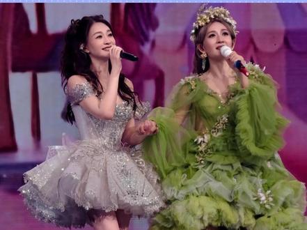 谢娜演唱会唱快乐你懂得,一秒梦回快乐大本营,是谁的DNA动了