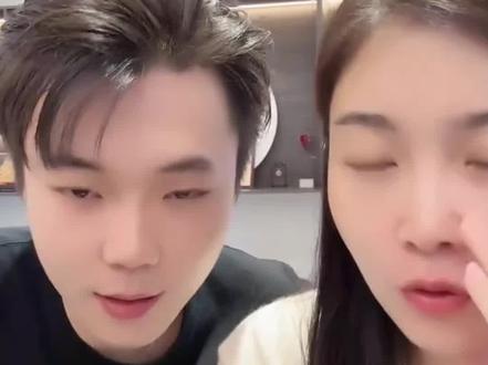 海莉夫妇本月21号到奉节给女儿举行认亲仪式。全程不直播,想知道内幕的,点个关注给你不一样的精彩!#上热搜 #索图#海莉#创作者伙伴计划#