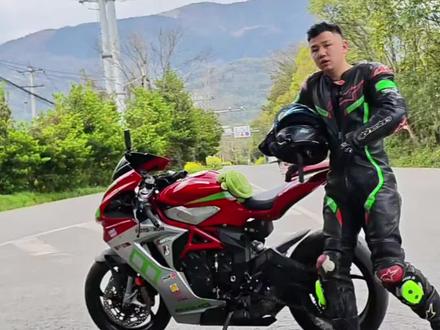 #机车 #跑山压弯 本视频只针对刚学跑山朋友,需要问高难度问题请评论区留言哈哈哈,,,,