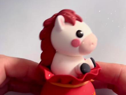 ✨新年把福“袋”回家|小马驮福超轻粘土教程💝
-
哈喽姐妹们!快过年了总觉得桌上差点喜气洋洋的小装饰?今年自己动手做个独一无二的“马上有福”吧!🐴💕#粘土手办 #手作diy #萌物 #马#新年