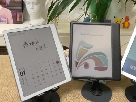 通勤阅读神器选谁?3款热门彩墨屏阅读器深度测评
7英寸彩墨屏热门款实测:讯飞起点阅读器、掌阅Ocean5C、KoBo Libra colour谁更能打?
✅外观手感:掌阅是皮革纹非对称设计,KoBo轻便可握,讯飞起点方正不硌手,亲肤背壳+四枚人体工学按键,单手握持超舒服!
✅屏幕显示:掌阅色彩鲜艳,KoBo黑白锐利,讯飞起点低饱和柔和调调太懂阅读党,长时间看眼不累,追漫也自然~
✅核心功能:掌阅开第三方APP快,KoBo兼容多格式,讯飞起点长按AI键直接总结书籍/答疑,还原生连起点读书送2月会员,网文党狂喜!
✅性价比:掌阅续航顶,KoBo生态稳,讯飞起点2500mAh够用+1TB扩展+双扬,比掌阅便宜300+,预算党闭眼冲!
总结:追漫选手选掌阅,本地党选KoBo,网文+AI+性价比直接锁讯飞起点阅读器!
#彩墨屏阅读器 #讯飞起点阅读器 #KOBO #数码好物分享 #掌阅