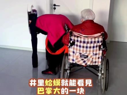 俺娘喜欢我这样拉着她玩儿,扮个小毛驴让娘回忆一下她套驴拉磨的 情景逗她乐乐😂看俺娘干起老本行来多认真😂#逗娘开心 #陪妈妈开心快乐 #孝心传递 #支持抖音传播正能量 #愿天下父母健康长寿