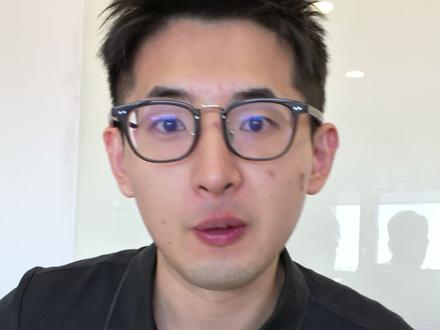 只要你GAP了,新公司就没有年假 我们之前谈到,年假天数是根据“社会工龄”计算的。但这里隐藏着一个很多人没注意到的前提条件。
法律原文:
> 机关、团体、企业、事业单位、民办非企业单位、有雇工的个体工商户等单位的职工连续工作12个月以上的,享受带薪年休假。
这里的“连续工作12个月以上”,是一个享受年假资格的门槛。
它对我们的影响是什么?
> 这句话的意思是,你的整个职业生涯里,需要有至少一段“连续”满12个月的工作经历。 如果你刚毕业工作了几个月就辞职,然后Gap了很长时间,之后再入职新公司,那么你可能就不满足这个“连续工作12个月以上”的前提,新公司在第一年里,可以不给你安排年休假。
这也是一些公司主张“入职本公司需满一年才有年假”的部分由来,虽然这个主张在多数情况下不完全准确,但确实触及到了这个“连续工作”的法律前提。
【律师总结】:
> 享受年休假,除了看“累计工龄”,还要满足“曾经连续工作满12个月”这个前提。对于职场新人,或者职业生涯中有过较长时间中断的朋友,需要特别注意这个细节。 #劳动仲裁 #职场那些事 #外企打工人 #上海律师