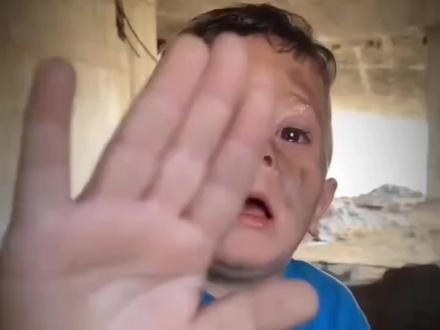 当孩童把划破夜空的导弹认作流星, 双手合十,许下"世界和平"的愿望#世界和平 #伊以冲突