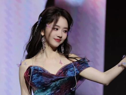 谭松韵北京见面会跳了海豹舞,一边偷瞄一边跳,逐渐暴躁哈哈哈 #谭松韵北京见面会 #谭松韵 #2025谭松韵韵光同行见面会