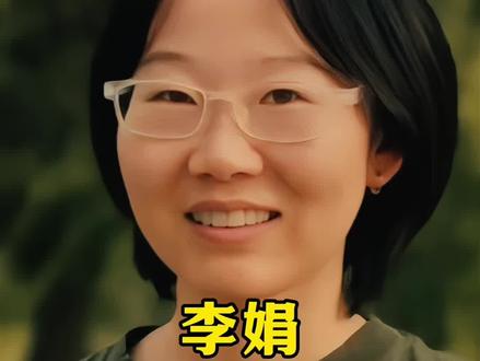 她的名字平平无奇,但是在这之前加上一个阿勒泰的前缀,她绝对称得上全国唯一。她只有初中学历,收过废品,当过裁缝,打过黑工,但在40岁之前,却几乎把散文界最有含金量的大奖都拿了个遍,她就是李娟。关于作家李娟,梁文道有一句评价:他的文字让我觉得惊为天人,我没办法用太多的语言来评价,大家只能自己去读懂她。1979年,李娟出生在新疆。童年的大部分时间,她都是跟着收破烂的外婆长大。外婆是仆佣的养女,没有户口,生过十个孩子,夭折了八个,七十多岁时还被政府召回照顾她百岁高龄的烈属养母。李娟从小性格内向,不爱和人说话,但对阅读情有独钟。读三年级的时候,她跟着妈妈回到了新疆生活,妈妈是个单身,当时有两个追求者,不懂世事的她怂恿妈妈选择了其中一个,原因仅仅是因为那个人家里有一整面墙的书架。最后,李娟得偿所愿,但妈妈的婚姻却为此变得一塌糊涂。后爸嗜酒如命,母亲就这样历经了八年混乱悲惨的人生。童年的李娟处境并不乐观,在学校,因为成绩差,她遭到了老师的区别对待,还被男同学霸凌,被当做人肉沙包踢来踢去,而回到家里后,常常还要忍受醉酒后爸的呵斥和冷眼。但好在阅读为她打开了一扇治愈的窗,让她得到短暂的喘息和治愈。毛姆的那句阅读是一座随身携带的避难所,对当时的李娟来说,真的具象化了。#人物故事#人物事迹#读书#文学#故事解说